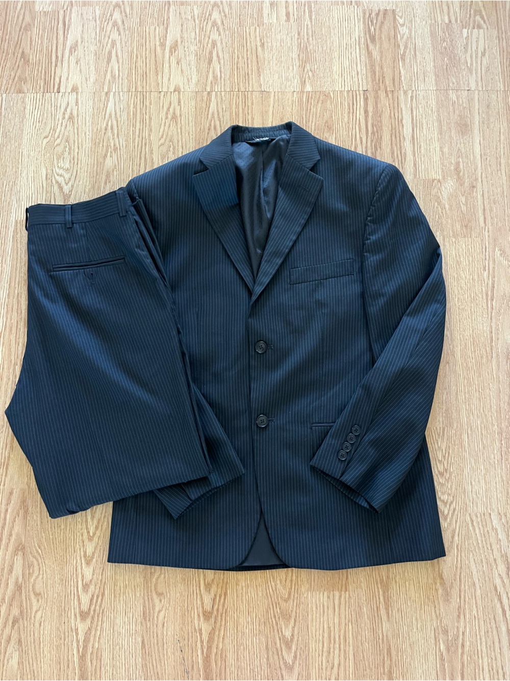 Haggar Men's 2-Piece Black Pinstripe Herringbone Suit 38S Jacket 32x30 Pants